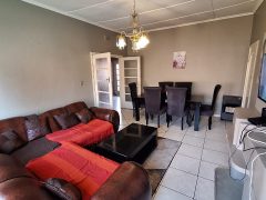 Immaculate 2 Bedroom apartment for Sale in Cyrildene.