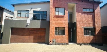 Charming Cluster Home with Modern Amenities