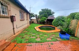 Family Home with Entertainment Area & Pool