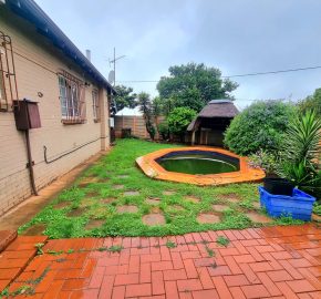 Family Home with Entertainment Area & Pool