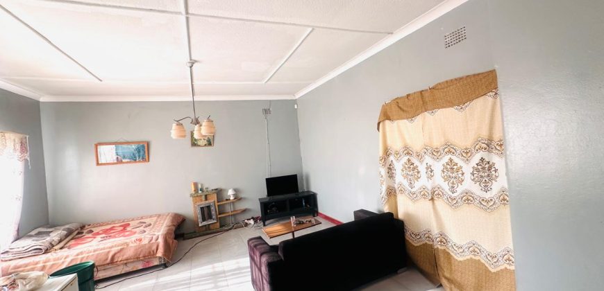 Spacious 3-Bedroom Home with Cottage and Ample Parking