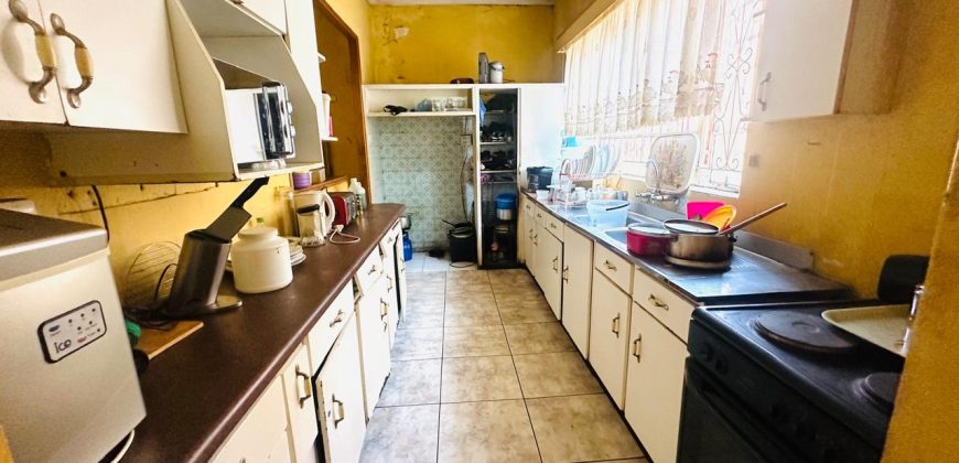 Fixer-Upper with Cottage in Bezuidenhout Valley