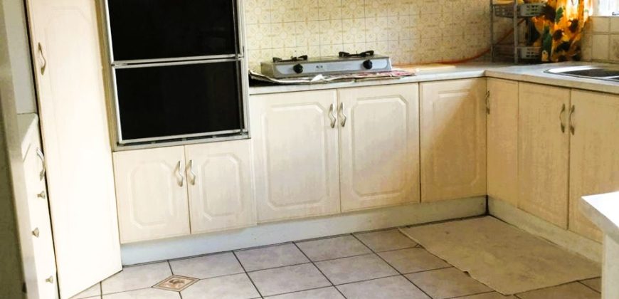 3 Bedroom Unit awaiting you in Randburg.