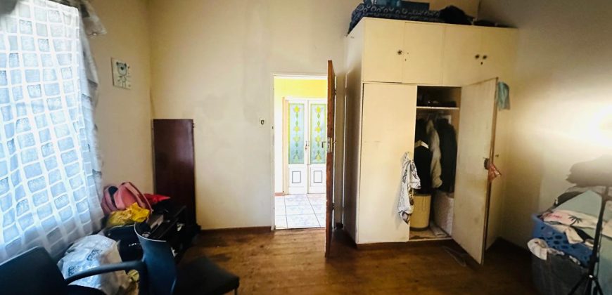 Fixer-Upper with Cottage in Bezuidenhout Valley