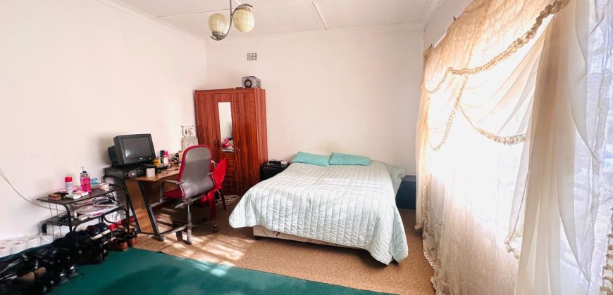 Spacious 3-Bedroom Home with Cottage and Ample Parking