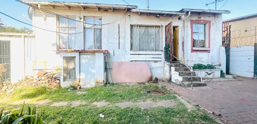 Fixer-Upper with Cottage in Bezuidenhout Valley