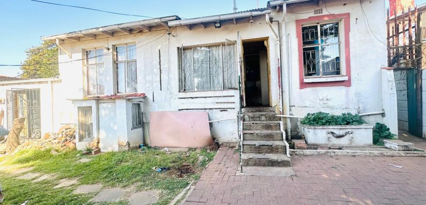 Fixer-Upper with Cottage in Bezuidenhout Valley