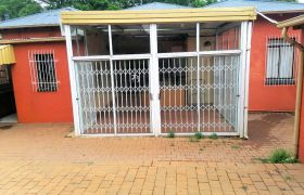 Spacious Family Home with Entertainment Area & Cottage
