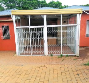 Spacious Family Home with Entertainment Area & Cottage