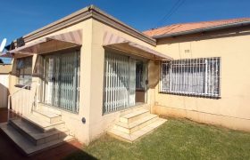 6 Bedroom family home with income cottages