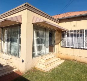 6 Bedroom family home with income cottages