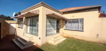 6 Bedroom family home with income cottages