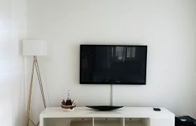 Modern 2-bedroom townhouse with private yard & double garage