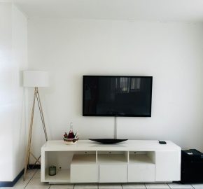 Modern 2-bedroom townhouse with private yard & double garage