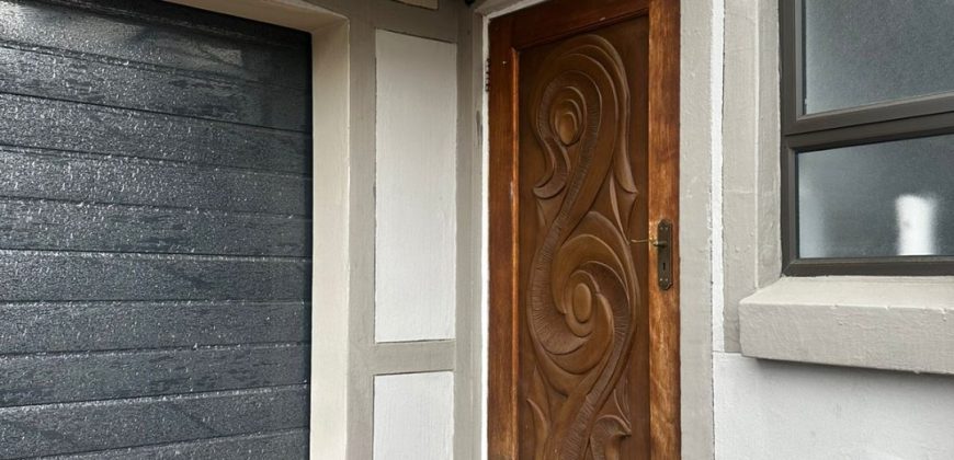 Modern 2-bedroom townhouse with private yard & double garage