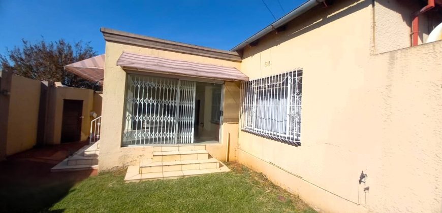 6 Bedroom family home with income cottages