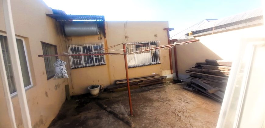 6 Bedroom family home with income cottages
