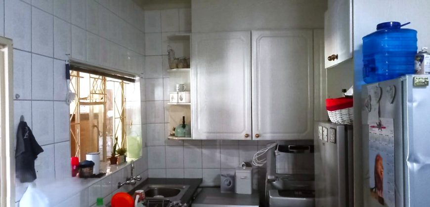 6 Bedroom family home with income cottages