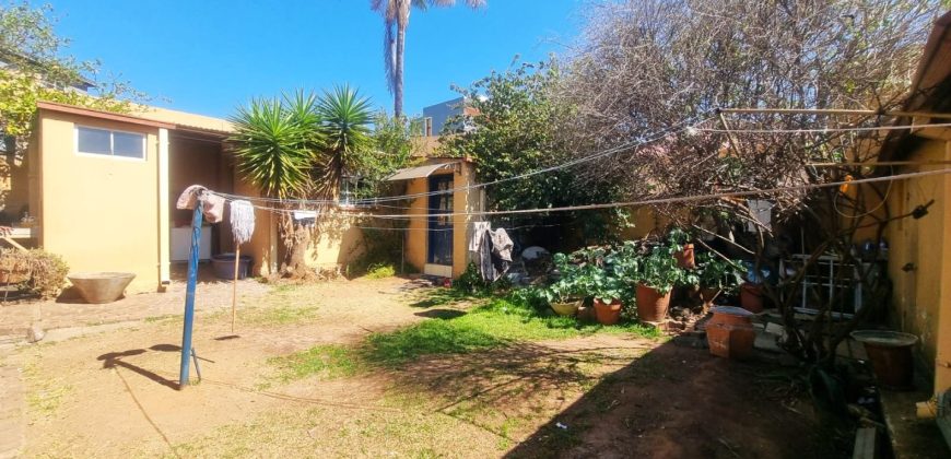 3-Bedroom House with 2 outside rooms