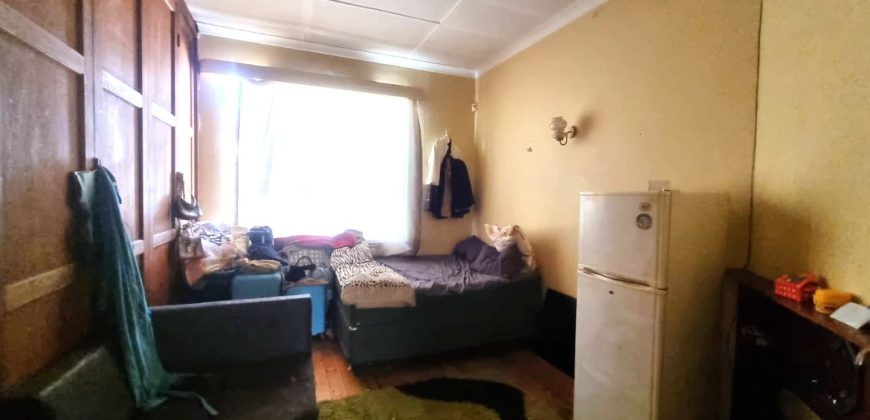 3-Bedroom House with 2 outside rooms
