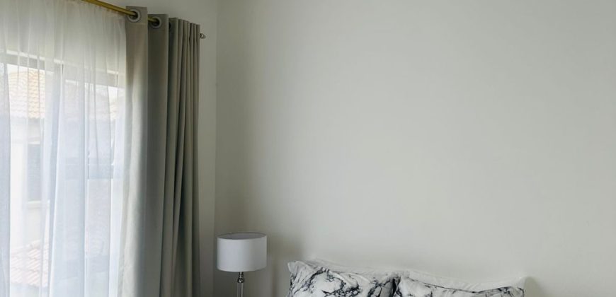 Modern 2-bedroom townhouse with private yard & double garage