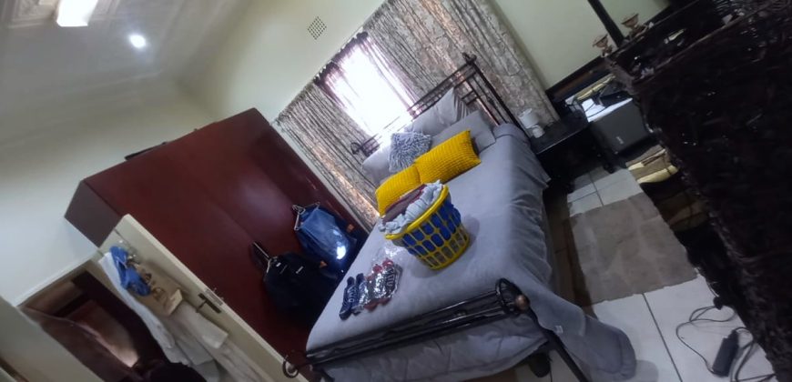 6 Bedroom family home with income cottages