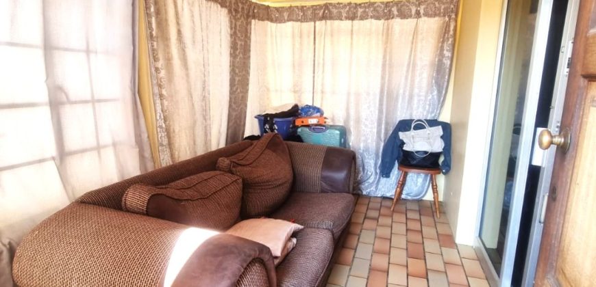 3-Bedroom House with 2 outside rooms