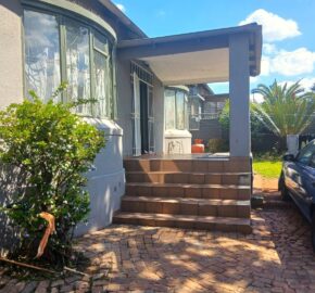 3 Bedroom house with cottages for sale.