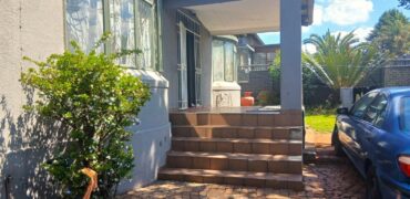 3 Bedroom house with cottages for sale.