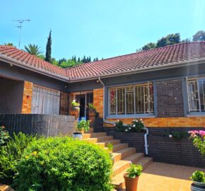 Spacious family home with a separate cottage in Cyrildene