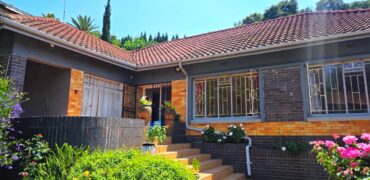 Spacious family home with a separate cottage in Cyrildene