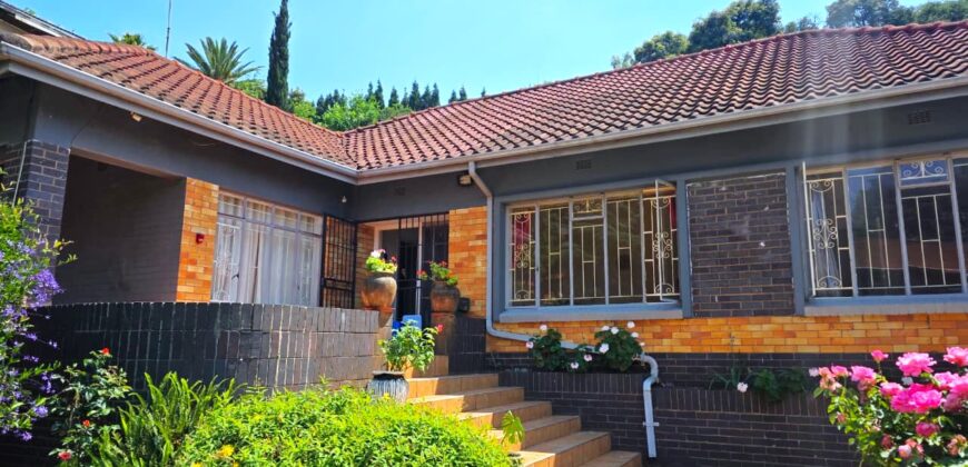 Spacious family home with a separate cottage in Cyrildene