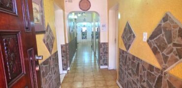 Guest house with multiple rooms, shops and entertainment area!