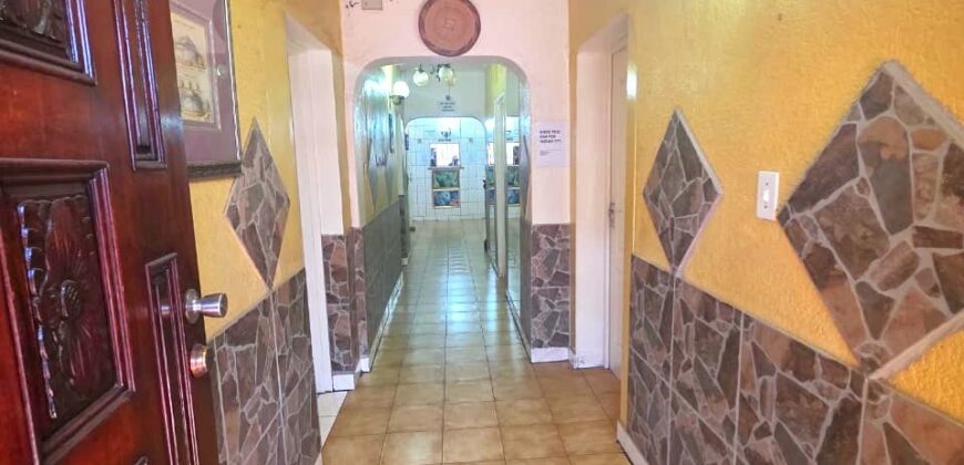 Guest house with multiple rooms, shops and entertainment area!