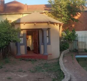 Spacious Property with Multiple Cottages in Kensington