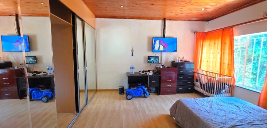 Spacious family home with a separate cottage in Cyrildene