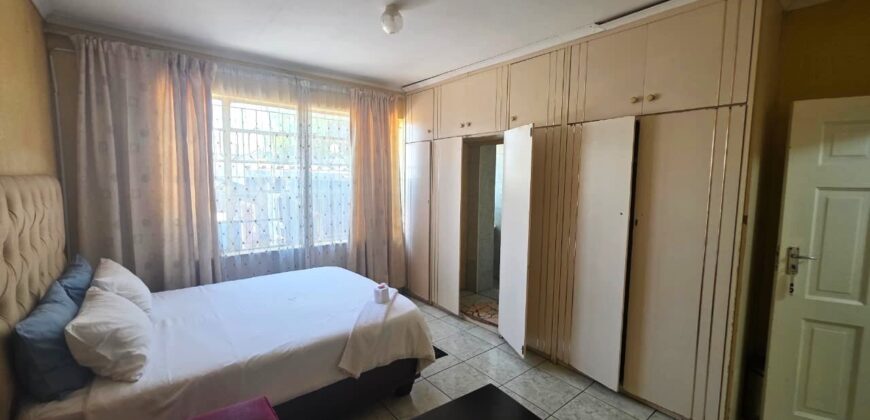 Guest house with multiple rooms, shops and entertainment area!