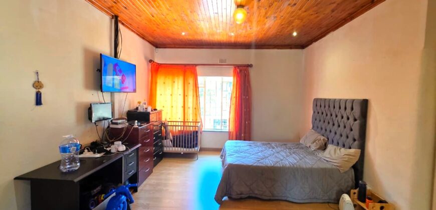 Spacious family home with a separate cottage in Cyrildene