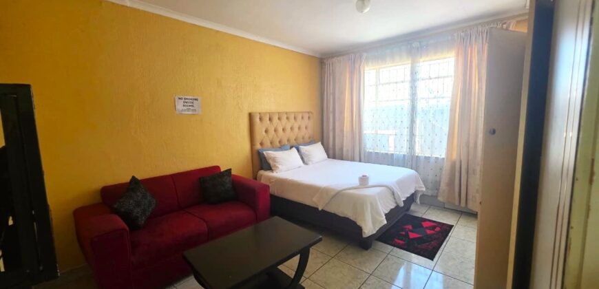 Guest house with multiple rooms, shops and entertainment area!
