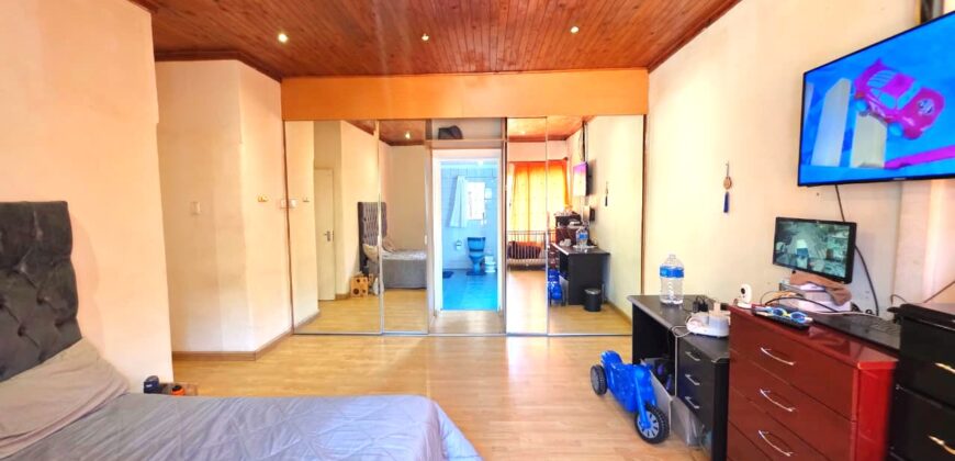 Spacious family home with a separate cottage in Cyrildene