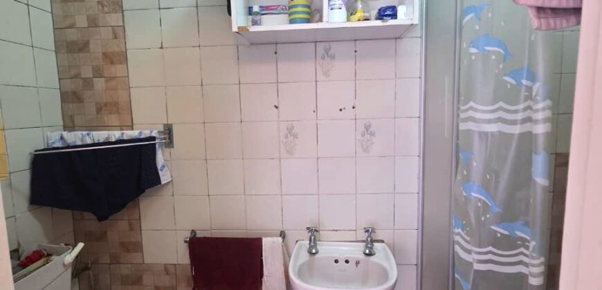 Guest house with multiple rooms, shops and entertainment area!