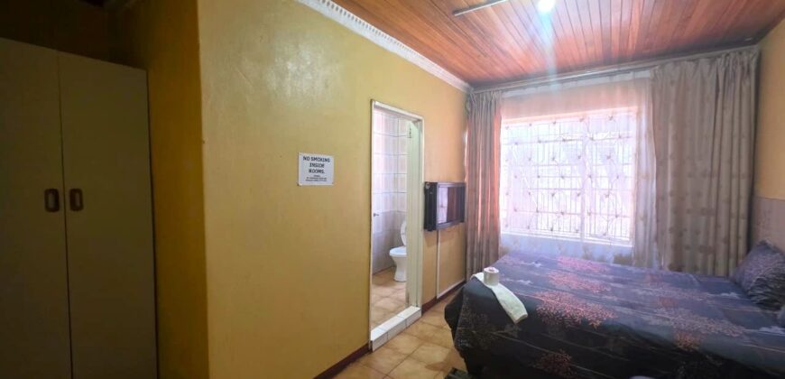 Guest house with multiple rooms, shops and entertainment area!