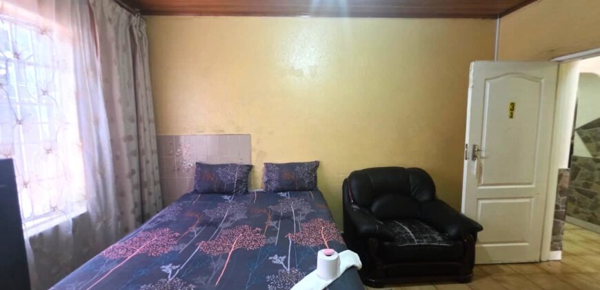 Guest house with multiple rooms, shops and entertainment area!