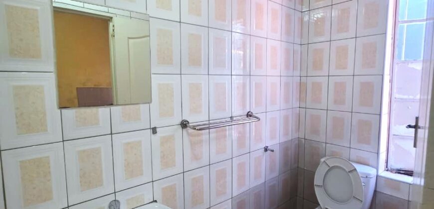Guest house with multiple rooms, shops and entertainment area!