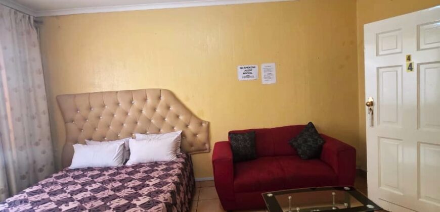 Guest house with multiple rooms, shops and entertainment area!