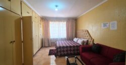 Guest house with multiple rooms, shops and entertainment area!