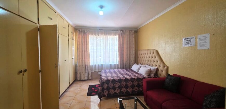 Guest house with multiple rooms, shops and entertainment area!