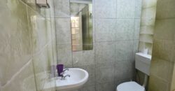 Guest house with multiple rooms, shops and entertainment area!