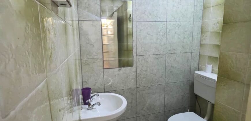 Guest house with multiple rooms, shops and entertainment area!
