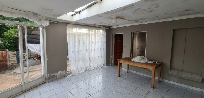 Spacious Property with Multiple Cottages in Kensington